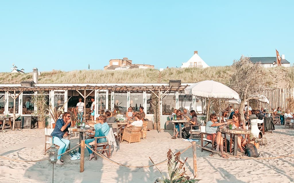 Terras van Kayuca op het strand van Zandvoort
